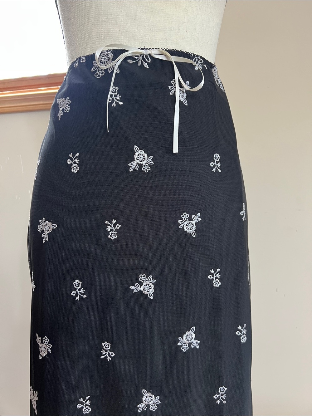☕️🐼📞⚫️Black Floral Embroidered Maxi Skirt - Picture 3 of 6
